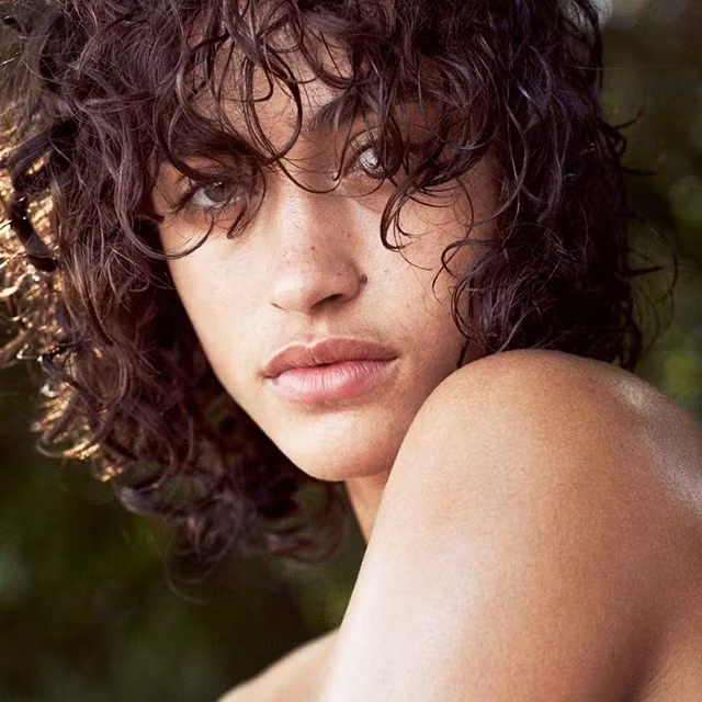 Cách nhận biết sức khỏe làn da đơn giản nhất là xem da có đều màu hay không? Dù là da mặt hay da người thì da bị thâm, có vết, có mụn…đều là những dấu hiệu cho thấy có gì đó đang mất cân bằng. Thủ phạm có thể là stress, lo lắng, mất cân bằng hormone, dị ứng với một số chất làm sạch hoặc mỹ phẩm. (Ảnh: Byrdie) 