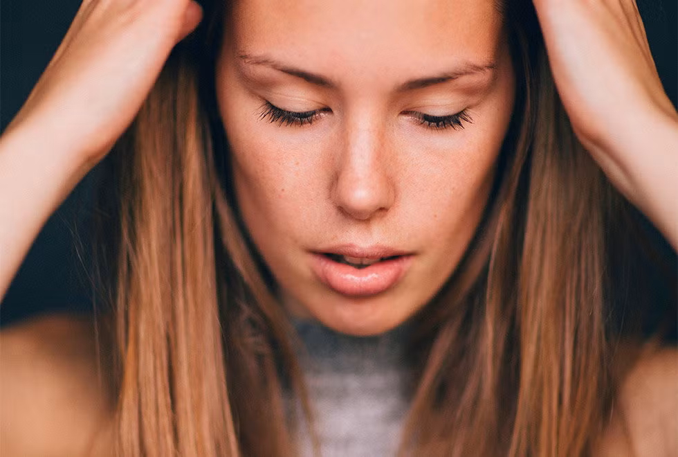 Làn da có hồng hào hay không? Một làn da khỏe mạnh sẽ phát ra một vẻ rạng rỡ tự nhiên dù da bạn khô hay dầu. Nếu da bạn xỉn màu hoặc tái thì đó có thể do thiếu dưỡng chất như thiếu máu hoặc thiếu độ ẩm. Nếu thường xuyên mệt mỏi và không vui, có thể bạn cần xem lại chế độ dinh dưỡng mà bổ sung thêm sắt và nghỉ ngơi thêm. (Ảnh: beautylish) 