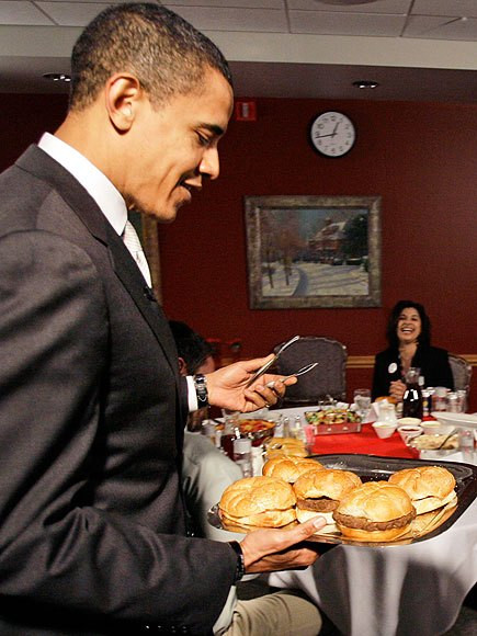 Đây là bằng chứng rất rõ cho thấy vị Tổng thống Mỹ này rất thích ăn burger khi ông đang nhìn món này không rời mắt.