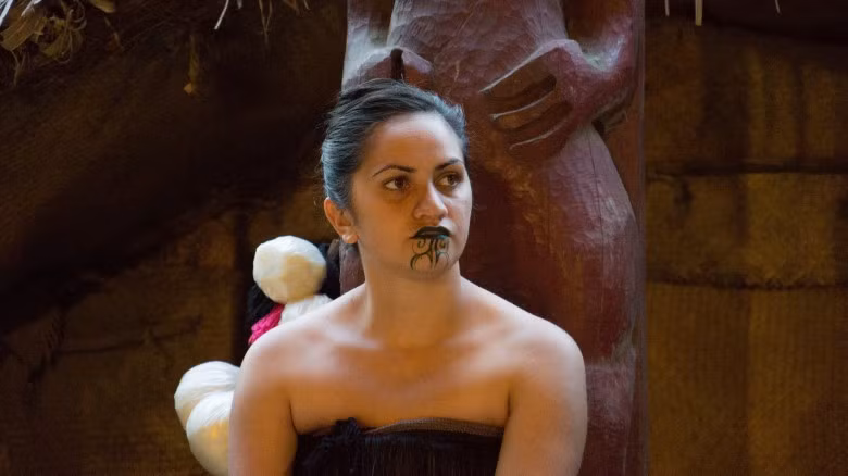 Tục xăm cằm của người Maori: Phụ nữ Maori ở New Zealand có truyền thống xăm cằm và môi để thu hút người khác giới. Mỗi hình xăm (moko) đều không giống nhau và mang đặc trưng của từng bộ lạc. Mặc dù cả đàn ông và phụ nữ Maori đều xăm nhưng phụ nữ xăm môi càng dày thì càng được cho là đẹp. 