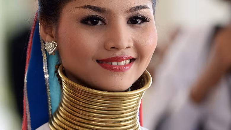 Phụ nữ Myanmar cổ dài: Phụ nữ cổ dài Kayan thường đeo vòng cổ từ năm 4-5 tuổi và càng lớn thì số lượng vòng cổ càng nhiều hơn. Trọng lượng của những chiếc vòng cổ này có thể lên tới gần 10kg. Mặc dù người phương Tây coi đây là một kiểu tra tấn nhưng đối với người Karen thì chiếc cổ dài đồng nghĩa với sắc đẹp và sự giàu có.