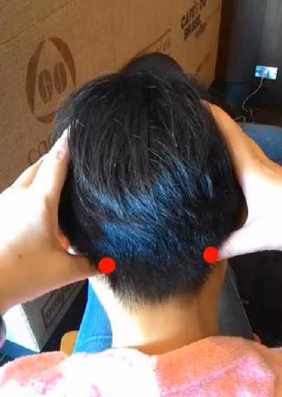 Có thể mát xa huyệt này để trị stress, mất ngủ, cứng cổ, đau cổ. Dùng tay ấn chắc vào hai huyệt này để có kết quả tốt nhất.