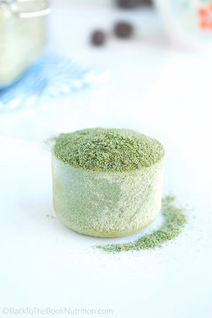 Hoặc bạn có thể làm bột protein với 2 thành phần đơn giản là bột collagen thủy phân và bột rau xanh theo tỉ lệ 1:1. Bột collagen không có mùi nên rất dễ cho vào các loại đồ uống. Collagen không chỉ khiến làn da mềm mại hơn mà còn giữ cho các khớp không bị cứng. Khi ăn trộn 2 thìa bột protein với sinh tố hoặc 1 cốc sữa hoặc 1 hộp sữa chua. (Nguồn ảnh: Prevention) 