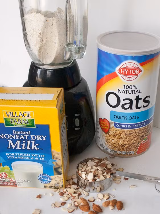 Bột protein từ sữa: Trộn sữa tách béo với những nguyên liệu như yến mạch, hạnh nhân. Yến mạch có tác dụng như một dạng bột nở tạo độ sánh và khiến bạn no lâu. Hạnh nhân chứa nhiều chất xơ và chất béo tốt cho tim mạch. Bạn có thể trộn bột protein này vào sinh tố dâu hoặc socola ăn rất ngon miệng. 