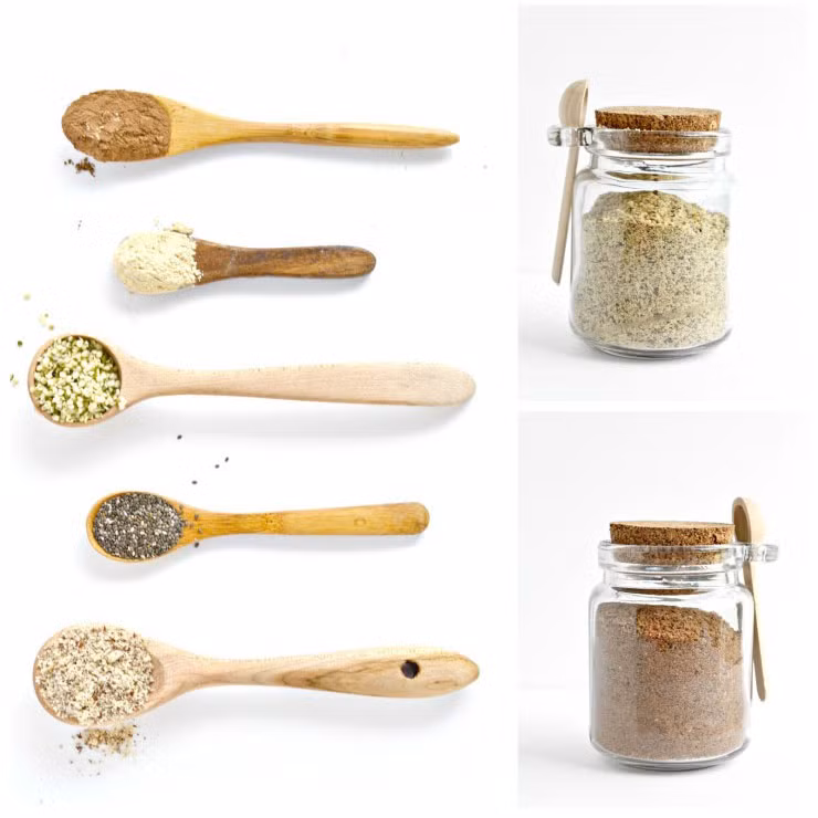 Bột protein thực vật: Bạn có thể dùng những nguyên liệu đơn giản như hạt chia, hạt macca, hạt gai dầu. Tất cả các loại hạt này đem xay nhỏ bằng máy xay hạt rồi trộn đều với nhau. Nếu muốn bột protein có mùi socola thì có thể cho thêm bột đậu trường giác. 