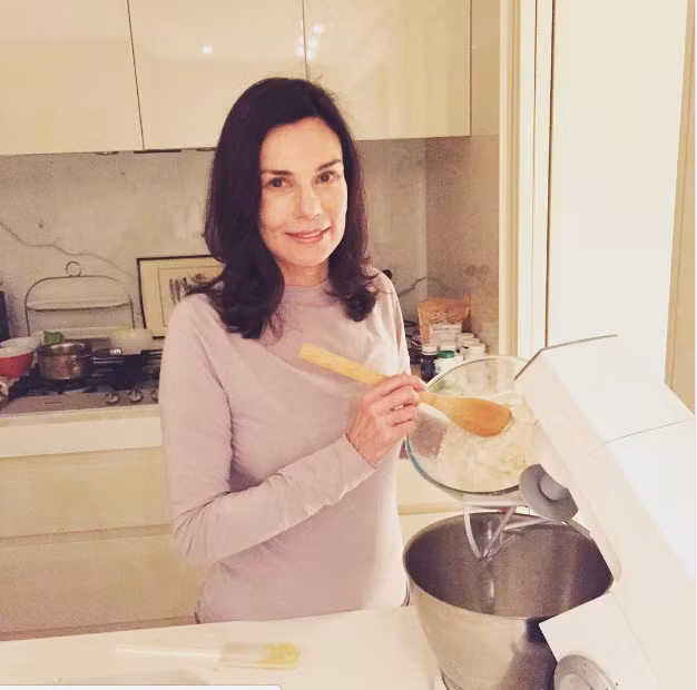 Hiện sống tại Australia, bà Carolyn không bao giờ quên bôi kem chống nắng hàng ngày trước khi trang điểm và không bao giờ tắm nắng. 