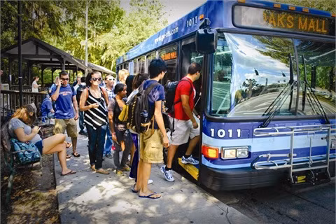 Sử dụng các phương tiện công cộng: Khi cho trẻ đi du lịch, vì mới lạ nên chúng rất thích đi lại bằng tàu hỏa, xe bus, thuyền…, vì vậy các bậc phụ huynh nên xem xét không dùng ô tô mà sử dụng các phương tiện công cộng. Trẻ sẽ có dịp học cái mới và vui hơn rất nhiều. (Ảnh: wordpress) 