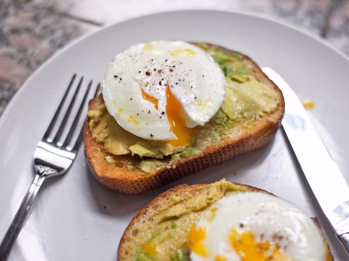 Trần: Cách nấu trứng này gần như không cần thêm dầu nên trứng không bị tăng thêm calo. Ngoài ra, so với chiên hay nướng cách nấu trứng này cũng cần ít nhiệt hơn. 