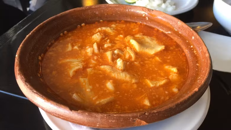 Súp menudo là món súp truyền thống của Mexico được làm từ những nguyên liệu mà họ rất ít ăn như dạ dày bò, đầu bò, chân bò…Món ăn được mô tả là đặc như bùn, dai và sền sệt nhưng lại có tác dụng giải rượu rất tốt. 