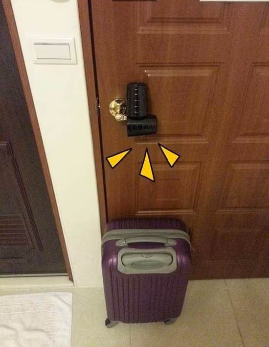 Ngoài ra chiếc ghế đặt phía trong cánh cửa có tác dụng chặn cánh cửa, khiến kẻ xấu tưởng lầm đằng sau cánh cửa có người, không dễ mà vào được. Tất nhiên bạn cũng có thể áp dụng bằng cách dùng va li hành lý để chặn cửa thay vì dùng ghế.