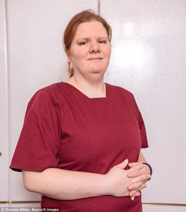 Một phụ nữ người bốc mùi hôi như cá chết đã phải chuyển sang làm việc ca đêm vì các đồng nghiệp than phiền rằng cô quá nặng mùi. 