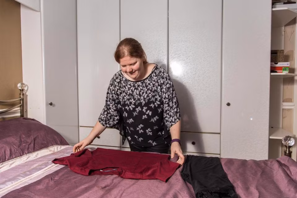 Hội chứng mùi cá là một bệnh khiến cơ thể không thể phá vỡ một số hợp chất nhất định có trong thức ăn có chứa choline như thịt và trứng. Kết quả là cơ thể sẽ thải những chất này qua mồ hôi, nước tiểu và cả hơi thở. Những người bị hội chứng bốc mùi này thường phải tránh ăn trứng, các loại rau lá thẫm, các loại đậu, hải sản, cá nhiều mỡ. 