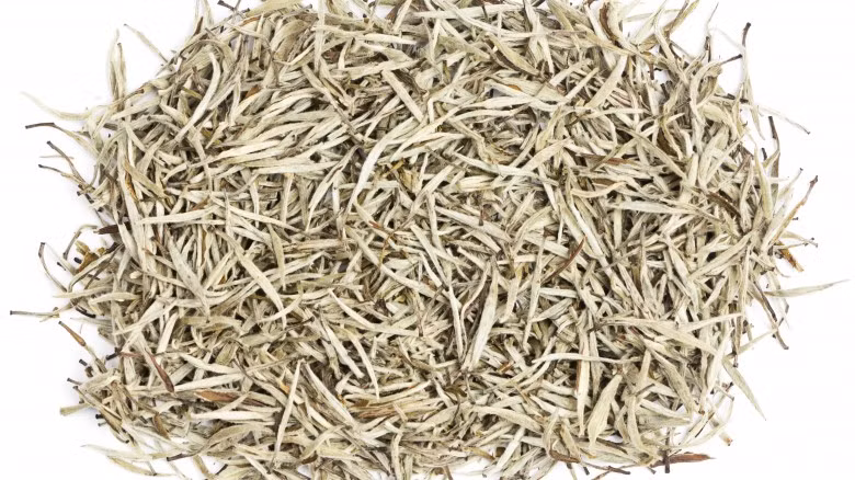 Trà trắng cũng được làm từ lá cây trà xanh nhưng có vị ngọt và dễ uống hơn, phù hợp với những người không ưa vị đắng của trà xanh. Sự khác nhau giữa trà xanh và trà trắng nằm ở cách xử lý lá trà. Trà trắng được làm từ những búp lá non nhất còn nguyên lông tơ và gần như màu trắng. Trà được hấp để chống oxy hóa nên lượng catechin trong trà trắng rất vừa phải. 