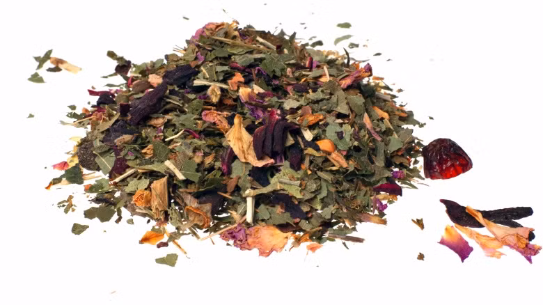 Ngoài trà gừng, trà hoa dâm bụt và trà bạc hà thì nên tránh xa bất kỳ loại trà nào mang tên thảo dược. Tác dụng tích cực duy nhất của trà thảo được là trấn yên nhưng hầu hết trà thảo dược đều có nguồn gốc không khoa học hoặc theo tài liệu y học cổ truyền. 