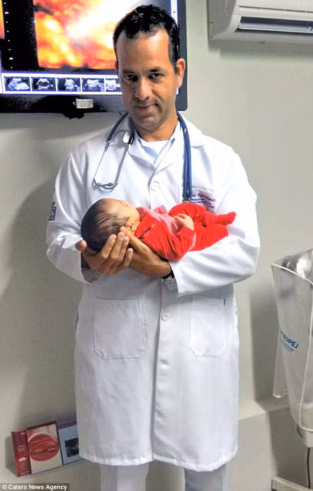 Lúc này các bác sĩ đã tranh trí thực hiện mổ đẻ bằng dao mổ tay nhưng hoàn toàn không gây tê hay gây mê trên cơ thể đã không còn hơi thở của cô Michelle ngay tại vị trí cô Michelle đang nằm. Trong vòng chưa đến một phút, họ đỡ được em bé ra ngoài nhưng lúc này em bé cũng không thở được.