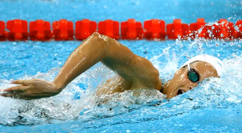 Bạn đốt được 680 calo trong mỗi giờ bơi sải với điều kiện nhịp độ là 68,5 mét trong một phút. Đây là một tốc độ khá nhanh so với những người không chuyên. Hiệu quả đốt calo còn cao hơn nữa nếu bơi bướm. (Ảnh: swimtoslim)