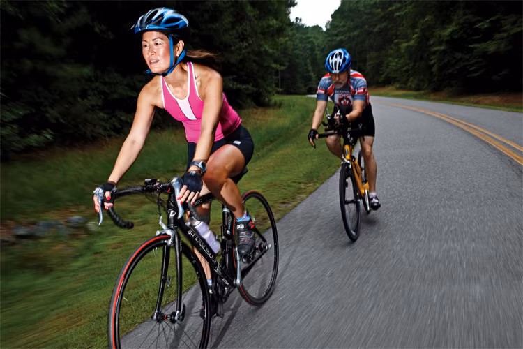 Khi đạp xe ngoài trời, nếu muốn đốt được 680 calo mỗi giờ, bạn cần duy trì tốc độ nhanh và mạnh mẽ để nhịp tim tăng cao. Ngoài ra bạn còn cần đạp xe trên cả những địa hình đồi núi hoặc leo dốc để đốt nhiều calo hơn nữa. (Ảnh: oregoncycletourist) 