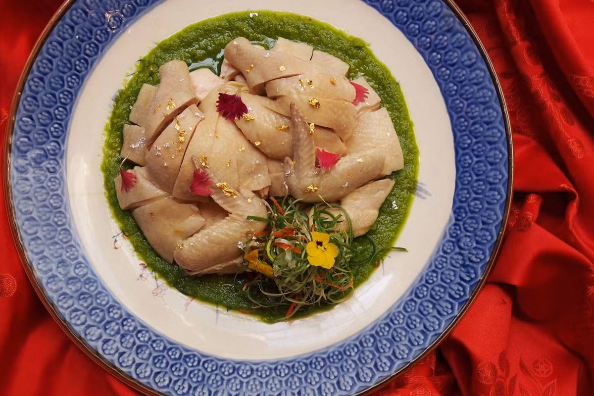  Gà quê hấp gừng xay: Tại một nhà hàng nổi tiếng của Singapore, món gà quê hấp sốt gừng khiến thịt gà rất mềm và ngọt. 