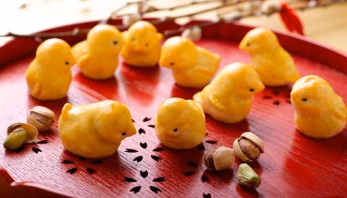 Bánh cookies hình gà có nhân làm từ pistachio trộn với hạt sen nhuyễn.