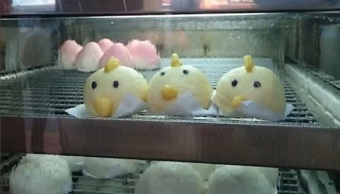 Bánh bao thịt gà: Nếu đang muốn tìm thứ gì đó dễ thương cho trẻ con ăn hoặc dùng làm món tráng miệng, hãy thử ngay món bánh bao thịt gà với nhân làm từ hạt sen nhuyễn.