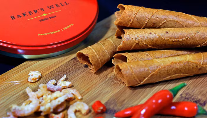 Bánh chữ cái ruốc gà: Tại sao phải ăn bánh chữ cái không nhân khi có thể nhồi nhân ruốc thịt gà. Một cửa hàng bánh ở Singapore đã dùng ruốc gà xé thô làm nhân bánh chữ cái để món ăn có mùi đậm và phải ăn chậm. 