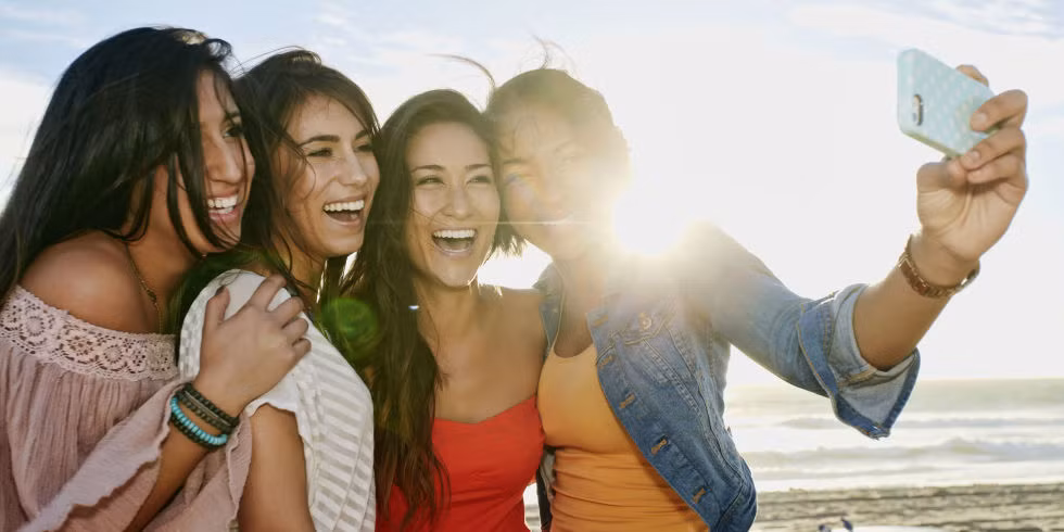 Đi xa cùng với một người bạn: Kiếm một hoặc vài cô bạn gái và đi đâu đó giống như đi du lịch vào cuối tuần, cùng nhau tắm nắng, đi nghe nhạc.