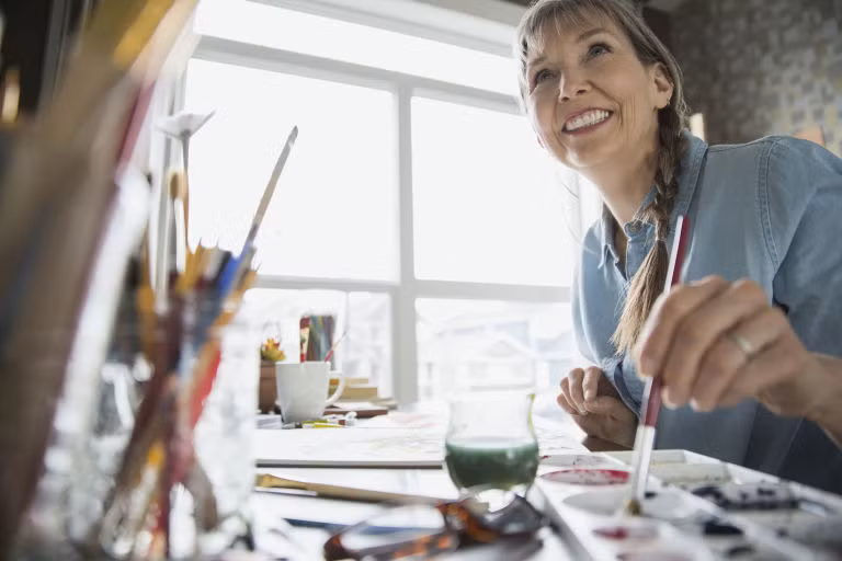 Tham gia một lớp học nào đó, chẳng hạn như nấu ăn, cắm hoa, chụp ảnh, ngôn ngữ dành cho người mù…