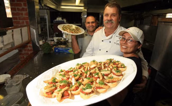 Những con ấu trùng khổng lồ béo núc ních hoàn toàn có thể trở thành bữa ăn ngon, ít nhất là đối với người Australia. Những thổ dân Indians rất thích ăn sống sâu bướm thay thịt vì món này còn chẳng mất công nấu. Họ thường ngắt phần đầu cho vào mồm đến khi ấu trùng hết ngọ nguậy. 