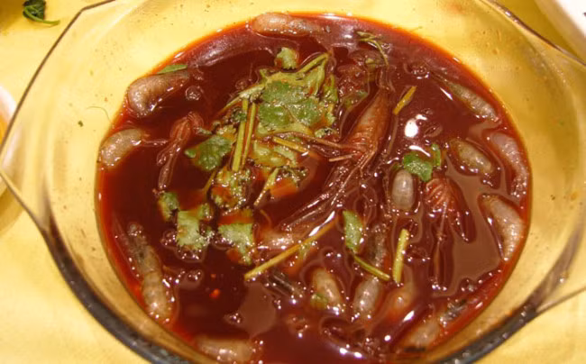 Cũng tại Nhật Bản và Trung Quốc, người ta ăn món tôm “nhảy”. Tôm sống khi được thả vào rượu sake sẽ nhảy lên tanh tách trên đĩa. 