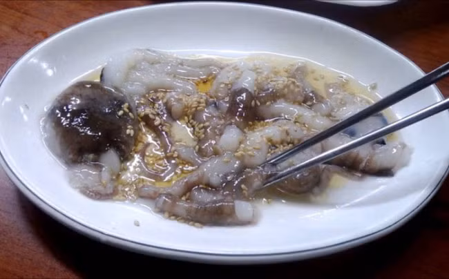 Món bạch tuộc sống của Hàn Quốc và Nhật Bản hoàn toàn không phải là bạch tuộc đông lạnh mà là còn đang ngọ nguậy. Bạch tuộc được cắt thành khúc hoặc để cả con với những chiếc xúc tu vẫn còn ngọ cử động. Tuy nhiên, tại nhiều nước món ăn sống này bị cấm vì bạch tuộc có những giác hút hoàn toàn có thể bám vào cổ họng và gây nghẹn cho người ăn. 