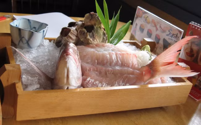 Tại Nhật, người ta cũng ăn lươn non giống như ăn tôm sống như trên. Ngoài ra còn có một món ăn mang tên “đậu hũ địa ngục”, tức họ đặt một miếng đậu vào giữa một bát nước sôi, những con lươn non sợ nóng sẽ chui vào miếng đậu hũ rồi bị “chôn” trong đó. 