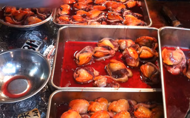 Trong sò huyết có chứa một lượng lớn huyết sắc tố hemoglobin nên khi bóc ra ăn sống thì huyết sẽ chảy ra. Những người không muốn ăn sống thì có thể cho vào nồi luộc đúng 20 giây để ăn tái. Khoảng 14-16% những người ăn sò huyết sẽ bị viêm gan. Món này bị cấm ở Trung Quốc.