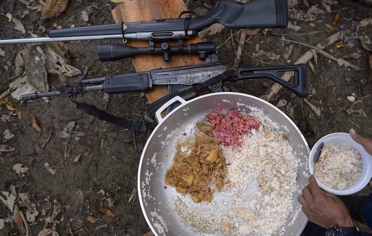 Các chiến binh FARC để vũ khí xuống đất trong lúc họ ngồi ăn. Ảnh chụp đúng ngày đầu năm mới 1/1/2017. Ảnh The Atlantic