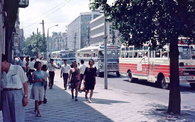 Dòng người, dòng xe cộ trên đường phố. Ảnh VT