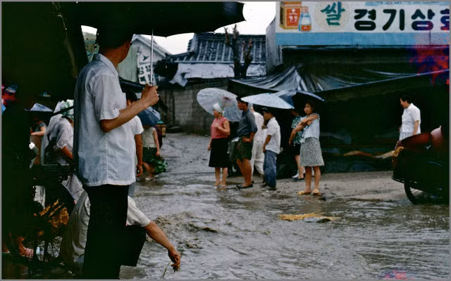 Một con phố lầy lội nước ở Seoul, Hàn Quốc năm 1968. Ảnh VT