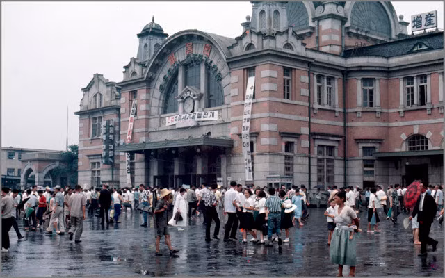 Một khu vực đông đúc người dân tập trung ở Thủ đô Seoul. Ảnh VT