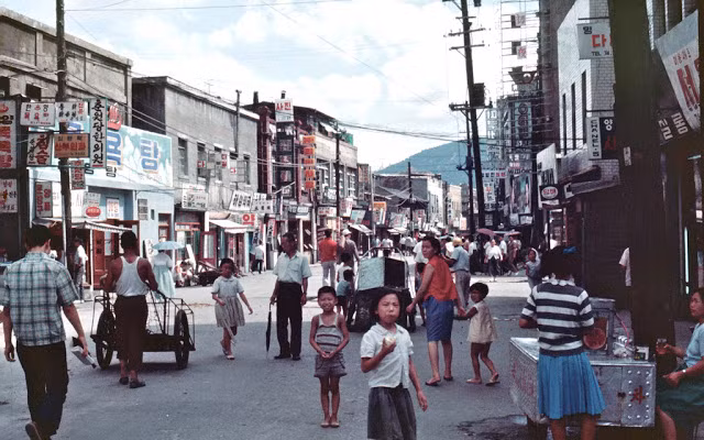 Các em nhỏ ở một khu dân cư lao động ở Seoul, Hàn Quốc nhìn về phía ống kính máy ảnh. Ảnh VT