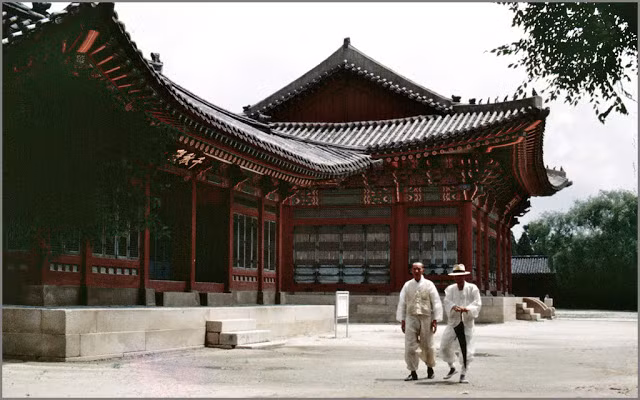 Hai người đàn ông tới một ngôi chùa ở Seoul. Ảnh VT