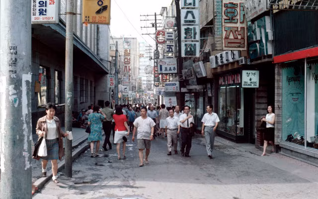 Mọi người đi lại đông đúc trên một con phó nhỏ ở trung tâm thành phố Seoul. Ảnh VT