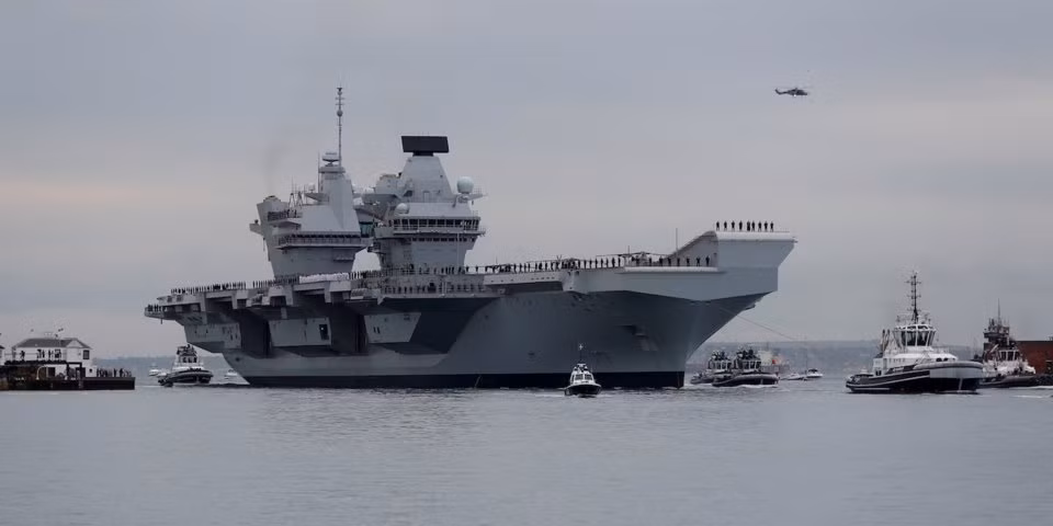Theo thông tin được Hải quân Anh xác nhận, tàu sân bay lớn nhất nước Anh chiếc HMS Queen Elizabeth hiện đã rời cảng Portmouth, thẳng hướng tới Mỹ để bắt đầu quá trình vận hành thử nghiệm chiến đấu cơ F-35B tại Mỹ. Nguồn ảnh: BI.
