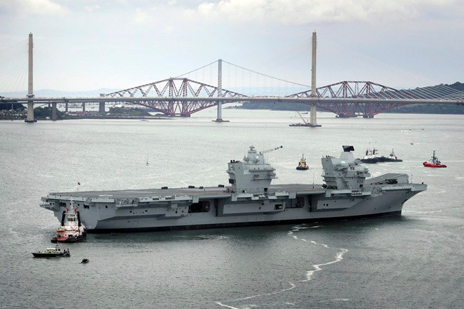 Cầu nhảy phía trước của máy bay cũng là một điểm khá đặc trưng của chiếc hàng không mẫu hạm HMS Queen Elizabeth. Tuy có giá thành lên tới hơn 4 tỷ USD nhưng con tàu này lại không có hệ thống phóng máy bay mà sử dụng cầu nhảy giống với công nghệ được Trung Quốc sử dụng trên tàu sân bay Liêu Ninh hay như Liên Xô trước đây dùng trên tàu sân bay Kuznetsov. Nguồn ảnh: Fabian.