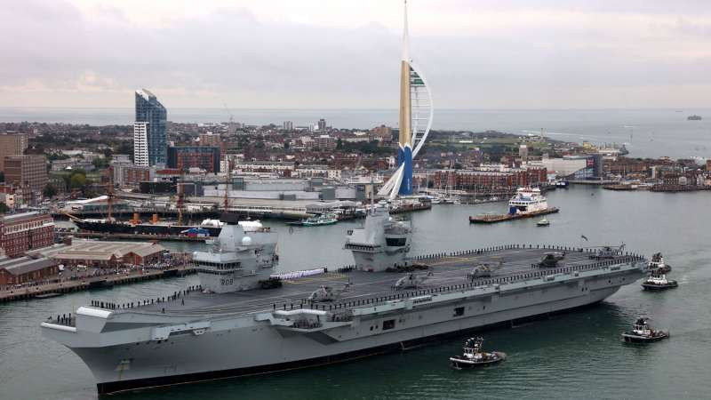 Lần hạ cánh thử đầu tiên được F-35B thực hiện trên tàu HMS Queen Elizabeth dự kiến sẽ diễn ra trong cuối tháng 9 tới đây. Dự kiến tàu sân bay Anh sẽ ở Mỹ trong khoảng 11 tuần và thực hiện khoảng 500 lần cất - hạ cánh để kiểm tra những tính năng quan trọng nhất của con tàu này. Nguồn ảnh: BI.