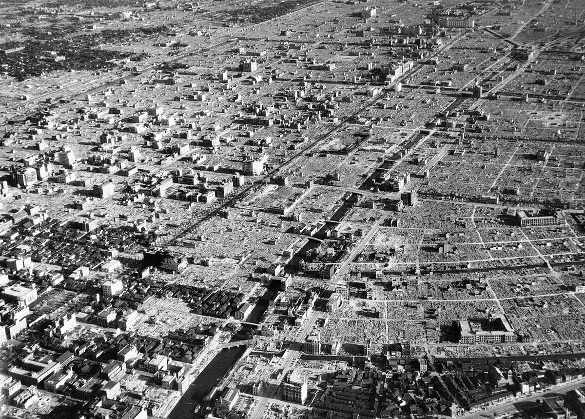Ảnh chụp ngày 10/9/1945 sau khi Chiến tranh Thế giới thứ hai kết thúc, có thể thấy Tokyo - thành phố phát triển hiện đại bậc nhất châu Á thời trước chiến tranh nay đã không còn lại gì ngoài một vài toà nhà may mắn chưa sập.
