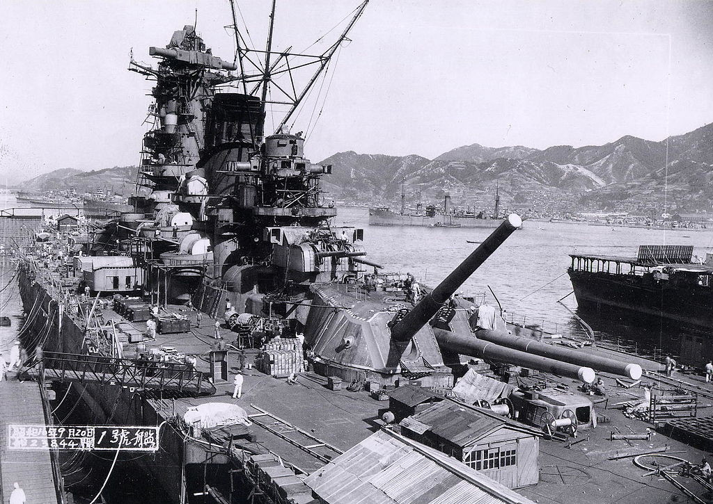 Thiết giáp hạm Yamato được hạ thuỷ vào ngày 8/8/1940, được biên chế chính thức vào Hải quân Nhật Bản từ ngày 16/12/1941. Trải qua nhiều lần nâng cấp, cấu hình vũ khí tiên tiến nhất mà Yamato mang theo được bao gồm 9 khẩu pháo cỡ nòng 46cm, 5 khẩu pháo cỡ nòng 15,5 cm, 24 khẩu 127mm, 162 khẩu 25mm và 4 khẩu pháo 13,2mm. Nguồn ảnh: Photoarchive.