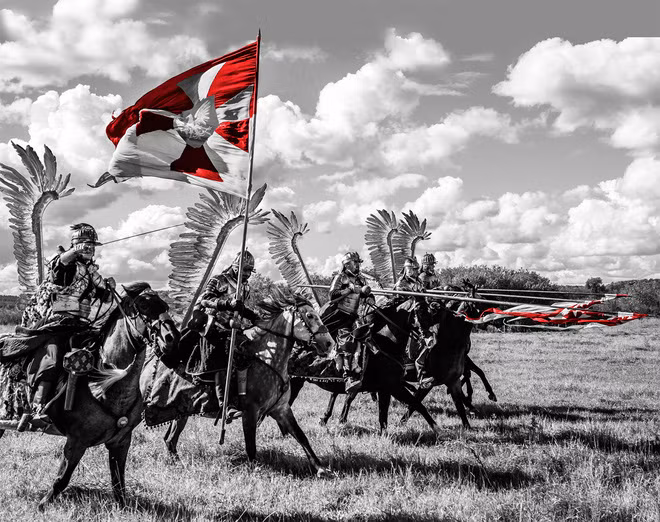 Kỵ binh có cánh của Ba Lan nổi danh khắp châu Âu trong thời gian từ thế kỷ 16 tới thế kỷ 18. Đội kỵ binh này có tên Hussars Ba Lan hay Hussars Có Cánh. Kỵ binh Có cánh được các nhà sử gia coi là cách quân đội Ba Lan học tập Kỵ binh Mông Cổ trước đó để xây dựng đội quân kỵ binh cho mình. Nguồn ảnh: Fineart.