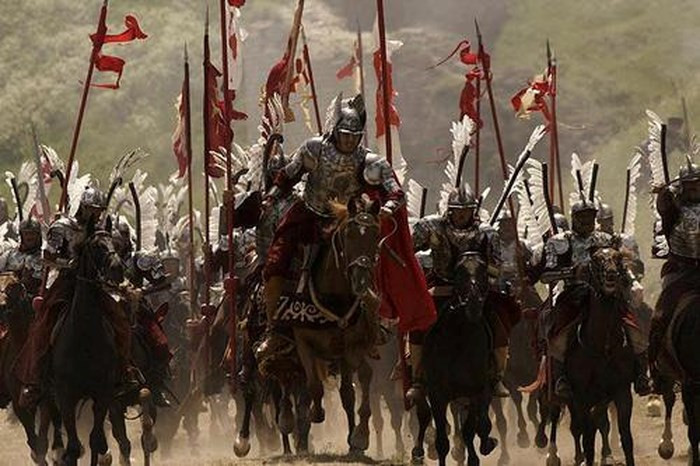 Để hoạt động tốt nhất trên chiến trường, kỵ binh Ba Lan cần có một khoảng không gian rộng để có thể chạy đà trước khi đâm vào đối phương. Những kẻ nào may mắn sống sót sau cú đâm của kỵ binh Ba Lan, chắc chắn cũng sẽ thương nặng nếu không muốn nói là tử vong ngay lập tức khi phải chịu cảnh "voi dày ngựa xéo" của hàng trăm con ngựa chạy phía sau. Nguồn ảnh: Polishhistory.