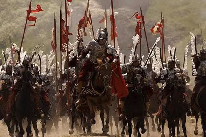 Để hoạt động tốt nhất trên chiến trường, kỵ binh Ba Lan cần có một khoảng không gian rộng để có thể chạy đà trước khi đâm vào đối phương. Những kẻ nào may mắn sống sót sau cú đâm của kỵ binh Ba Lan, chắc chắn cũng sẽ thương nặng nếu không muốn nói là tử vong ngay lập tức khi phải chịu cảnh "voi dày ngựa xéo" của hàng trăm con ngựa chạy phía sau. Nguồn ảnh: Polishhistory.