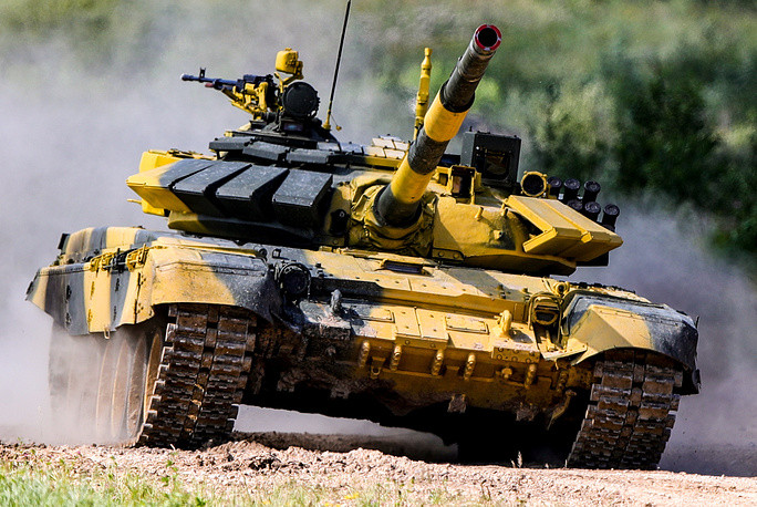 Đội Việt Nam với xe màu vàng thi đấu tại ngày thứ hai. Kíp lái Việt Nam 2 có thành tích không được khả quan cho lắm dù đã rất cố gắng. Nguồn ảnh: TASS.