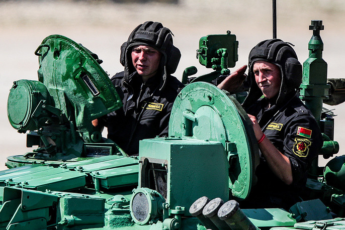 Thành viên của đội Belarus - một trong hai đội thi đấu tự mang xe tăng trong nước đi thi đấu. Loại xe tăng mà Belarus sử dụng là bản T-72B3M với động cơ vượt trội hơn so với T-72B3 thường. Nguồn ảnh: TASS.