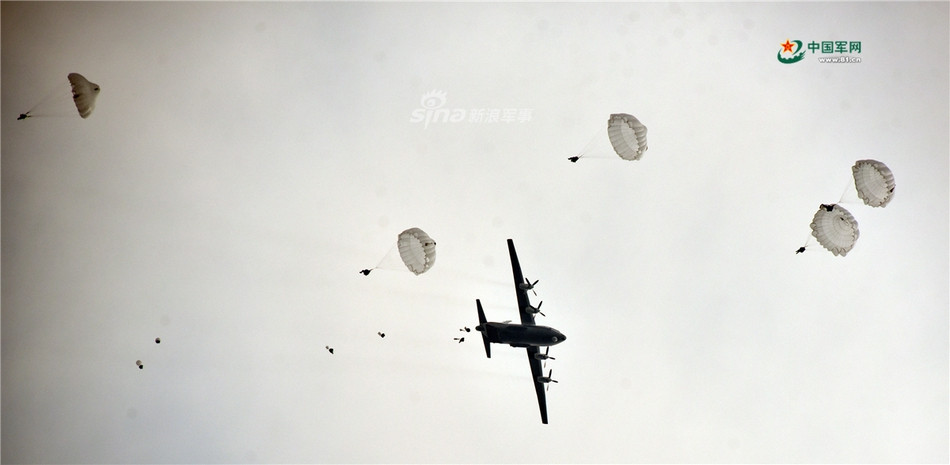 Sau khi hàng hoá đã tiếp đất thành công, những chiếc Y-9 khác mang theo lính dù sẽ tiếp cận và thả lính dù xuống đúng vị trí hàng hậu cần đã rơi xuống trước đó. Nguồn ảnh: 81CN.